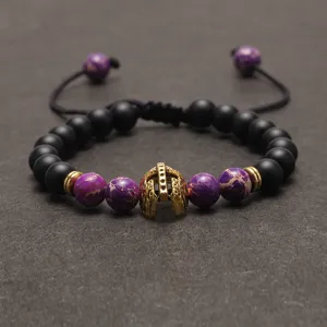 Verstellbares geflochtenes Armband mit schwarzen Perlen, violettem Jaspis und Helm