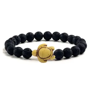 Schwarzes Lavastein Perlenarmband mit süßem gelben Schildkröten Anhänger elastischer Schmuck.
