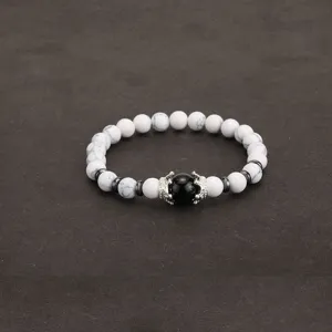 Bracelet de perles en pierre naturelle pour hommes avec charme de couronne en argent.