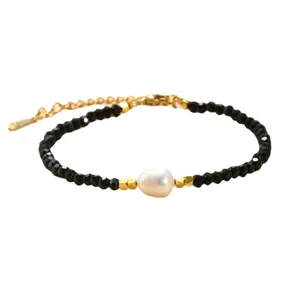 Zwarte kristalen kralen armband met zoetwaterparel en gouden accenten voor vrouwen hoofdview