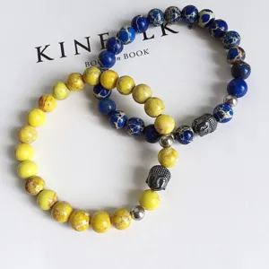 Vue détaillée de bracelet en perles de pierre naturelle pour hommes avec tête de bouddha.