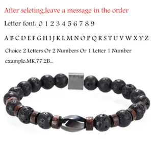 Detailansicht des Herren Armbands aus Lavastein und Holzperlen mit Schriftoptionen.