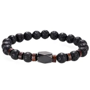 Nahaufnahme Detail des Herren-Lavastein und Holzperlen Armbands mit geometrischer Perle.
