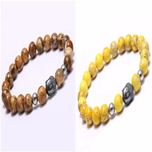 Gros plan détaillé des bracelets de perles en pierre naturelle avec breloque Bouddha 8mm.