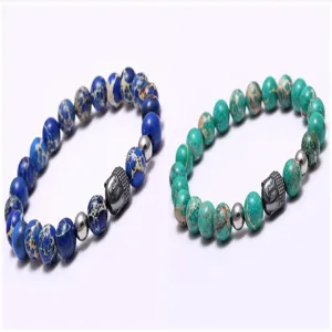 Détails du bracelet de perles en pierre naturelle avec pendentif tête de bouddha.