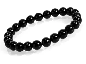 Detailansicht schwarzes Perlenarmband, glänzende runde Perlen elastischer Yoga Schmuck.