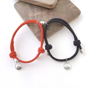 Vue détaillée de bracelets tressés magnétiques pour couples avec pendentifs vague et montagne.