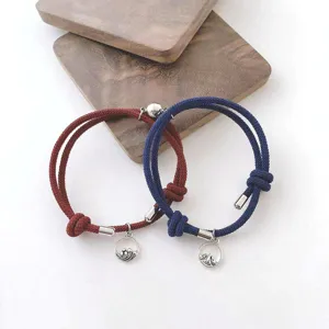 Bracelets de couple tressés magnétiques avec des pendentifs en métal pour cadeau.