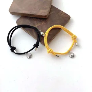 Ensemble de bracelets tressés de couple magnétique avec pendentif vague et design noir jaune.