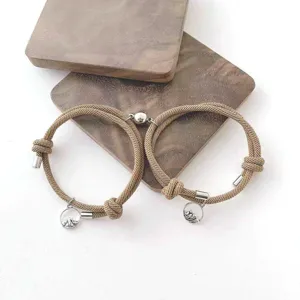 Bracelets tressés aimantés pour couple avec pendentif montagne, bijoux assortis amoureux.