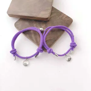 Vue détaillée du bracelet de couple tissé violet avec aimant, bijou cadeau assorti pour amoureux.