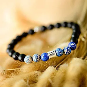 Bracelet de perles zodiaque avec perles noires mates et pierres de jaspe impérial bleu.