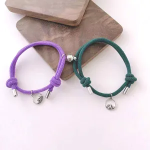 Bracelets de cordon tressés magnétiques pour couple avec pendentifs montagne, vue détaillée.