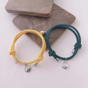 Bracelets de couple aimantés en corde tressée avec pendentifs montagne et vagues pour cadeaux.
