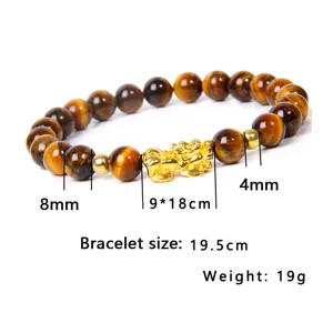 Pulsera de cuentas de ojo de tigre con colgante Pixiu dorado y detalles de tamaño.