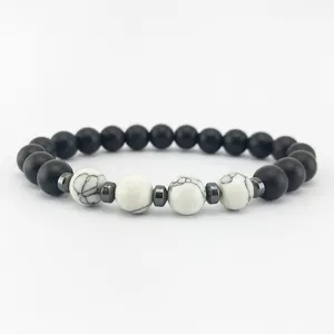 Herren Armband aus matten schwarzen und weißen Perlen mit metallischen Abstandshaltern.