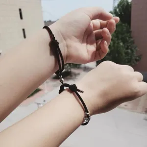 Bracelet tressé magnétique pour couple, design assorti en corde noire pour amoureux et étudiants.