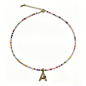 Collana di perle colorate boho con ciondolo lettera A dorata gioielli da donna.