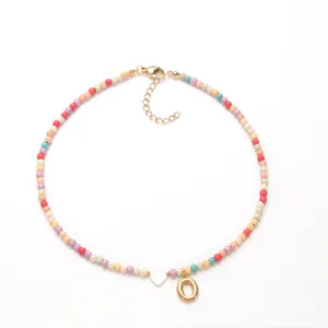 Bunte Perlenhalskette mit Herzanhänger und goldenem Buchstabenanhänger für Damen Mode