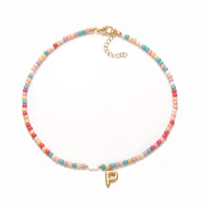 Bunte Perlenkette mit goldenem Buchstaben P Anhänger und Herz Charm für Damen Modeschmuck