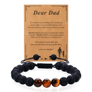 Nahaufnahme des geflochtenen Herren-LAVASTEIN-Armbands mit Tigeraugenperlen und Geschenkkarte.