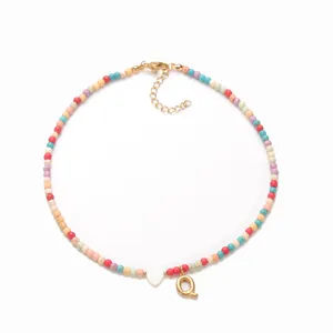 Bunte Perlenkette für Damen mit dickem Buchstaben Q Anhänger böhmischen Stil schicken Schmuck