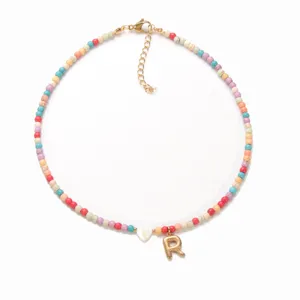 Böhmische bunte Perlenkette mit goldenem klobigen Buchstaben R Anhänger und Herz-Charm.