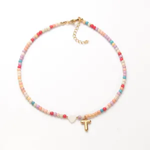 Bunte Perlenkette mit Herz und Buchstabe T Anhänger, boho Damen Schmuck für Alltag.