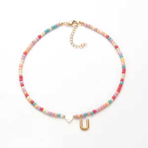 Bunte Perlenkette mit weißem Herz und goldem Buchstaben U Anhänger für Damen Mode neu.