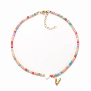 Bunte Perlenkette mit goldenem V Buchstaben Anhänger und Herz Schmuck Damen Boho Stil