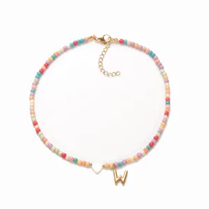 Bunte Perlen Kette mit weissem Herz und klobigem Buchstaben W Anhaenger fuer Damen modisch