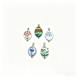 Handgefertigte Keramik Anhänger Details, eiförmige Charms Nahaufnahme, DIY Schmuckzubehör.