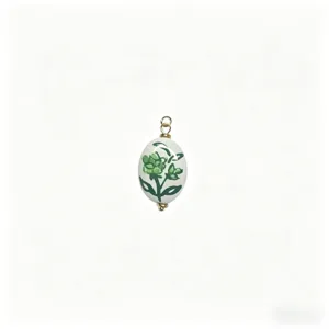 Nahaufnahme Detail des handbemalten gruenen floralen Keramik Ovals mit Metallringen.