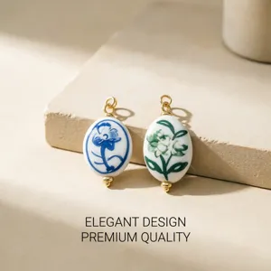 Handgemalter keramik blumen anhänger oval DIY schmuck basteln charme mit goldbeschlag.