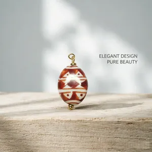 Nahaufnahme von keramischen böhmischen geometrischen Osterei-Anhänger mit goldenen Schlaufen.