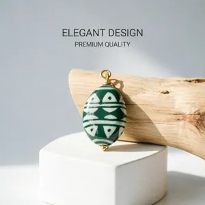 Handgefertigter Keramik Osterei Anhänger mit böhmischem geometrischem Muster für DIY Schmuck.
