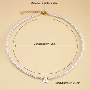 Vue detaillee du charmant collier de perles en coquillage avec fermoir acier inox