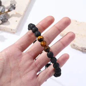 Detailaufnahme des Perlenarmbands für Herren mit schwarzem Lavastein und Tigerauge-Perlen.