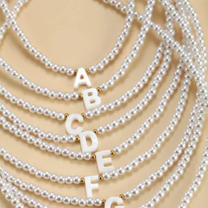 Collier de perles superposées avec pendentifs lettres en coquillage, bijoux tendance.
