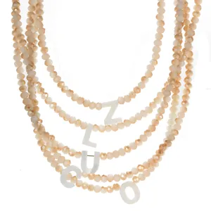 Collier de perles multicouche avec pendentifs lettres en coquillage, style bohème chic.
