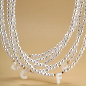 Collier de perles multicouche pour femmes, pendentif lettre en coquillage bijou élégant.