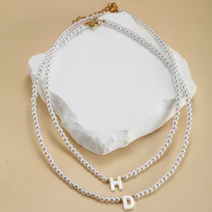 Collier de perles synthétiques double rang avec pendentifs lettres, bijoux élégants pour femmes.