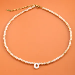 Collier de perles bohème avec pendentif lettre O blanc chaîne d'extension dorée bijoux