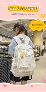 Vista de detalle de una mochila blanca bordada con lazo y adornos de estrellas lindas