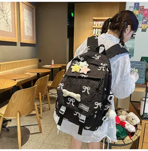 Chica con una mochila acolchada negra con lazos bordados y estrellas de colores