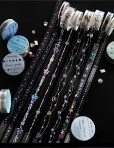 Vue détaillée de plusieurs rubans washi décoratifs avec motifs de pierres précieuses DIY.