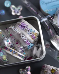 Gros plan sur un ruban PET décoratif avec motifs de cristaux et de pierres précieuses
