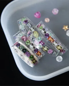 Détail du ruban adhésif PET transparent avec motifs de pierres précieuses colorées