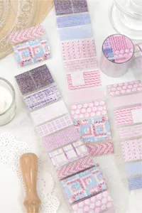 Detailansicht von Washi-Tape mit rosa und lila Textilmuster für DIY-Journaling