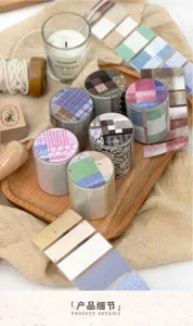Detailansicht von sechs Rollen Washi-Tape mit Retro-Stoffmustern auf einem Holztablett serviert.